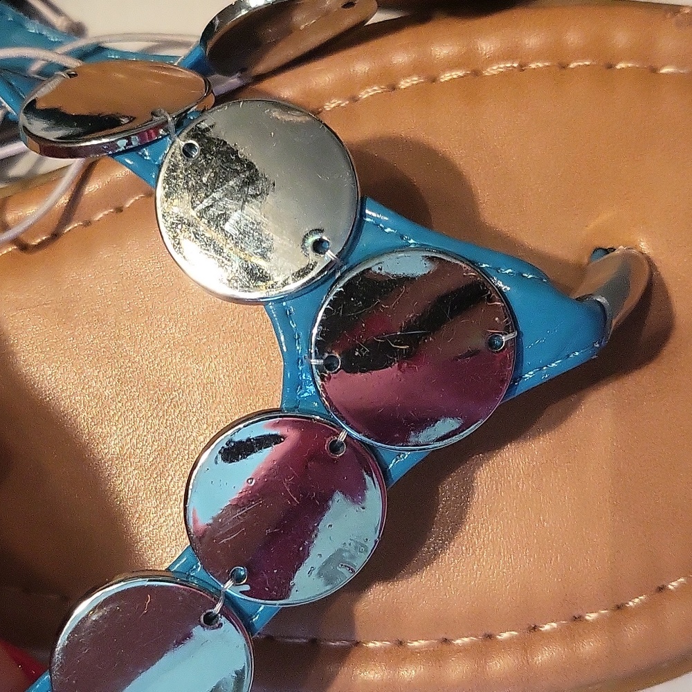 Carolina Bay Silver Accent Flip Flops - Picture 3 of 4